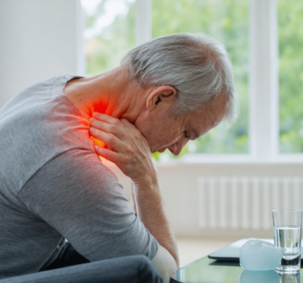 découvrez la durée typique de la névralgie cervico-brachiale et les meilleures stratégies pour soulager cette douleur persistante et améliorer votre qualité de vie.